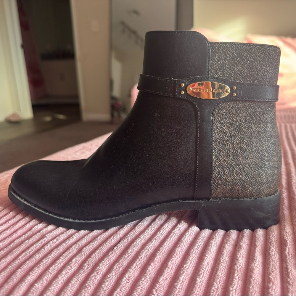 MICHAEL KORS Finley Flat Logo Bootie